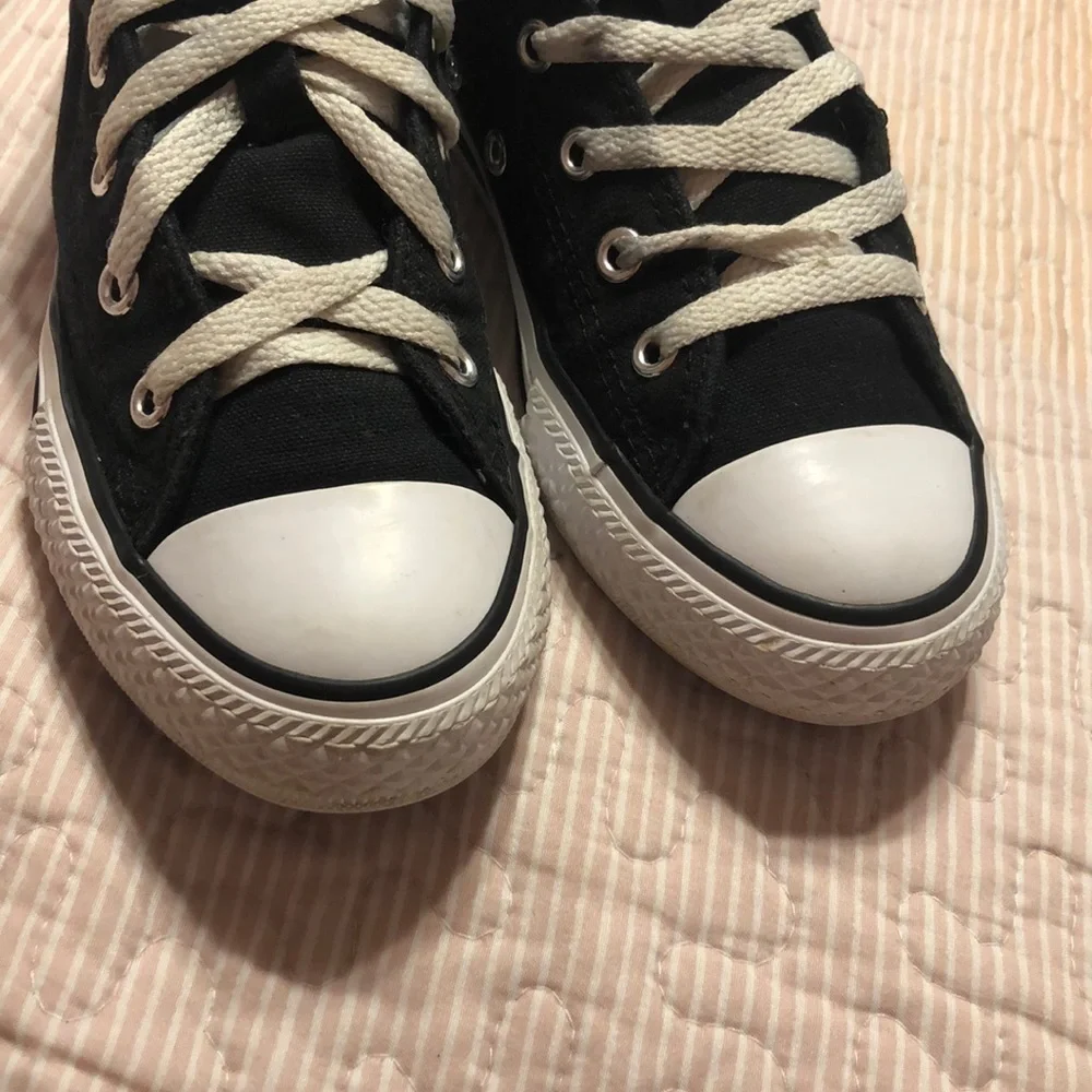 Converse girls sneakers black and white size 1 GUC